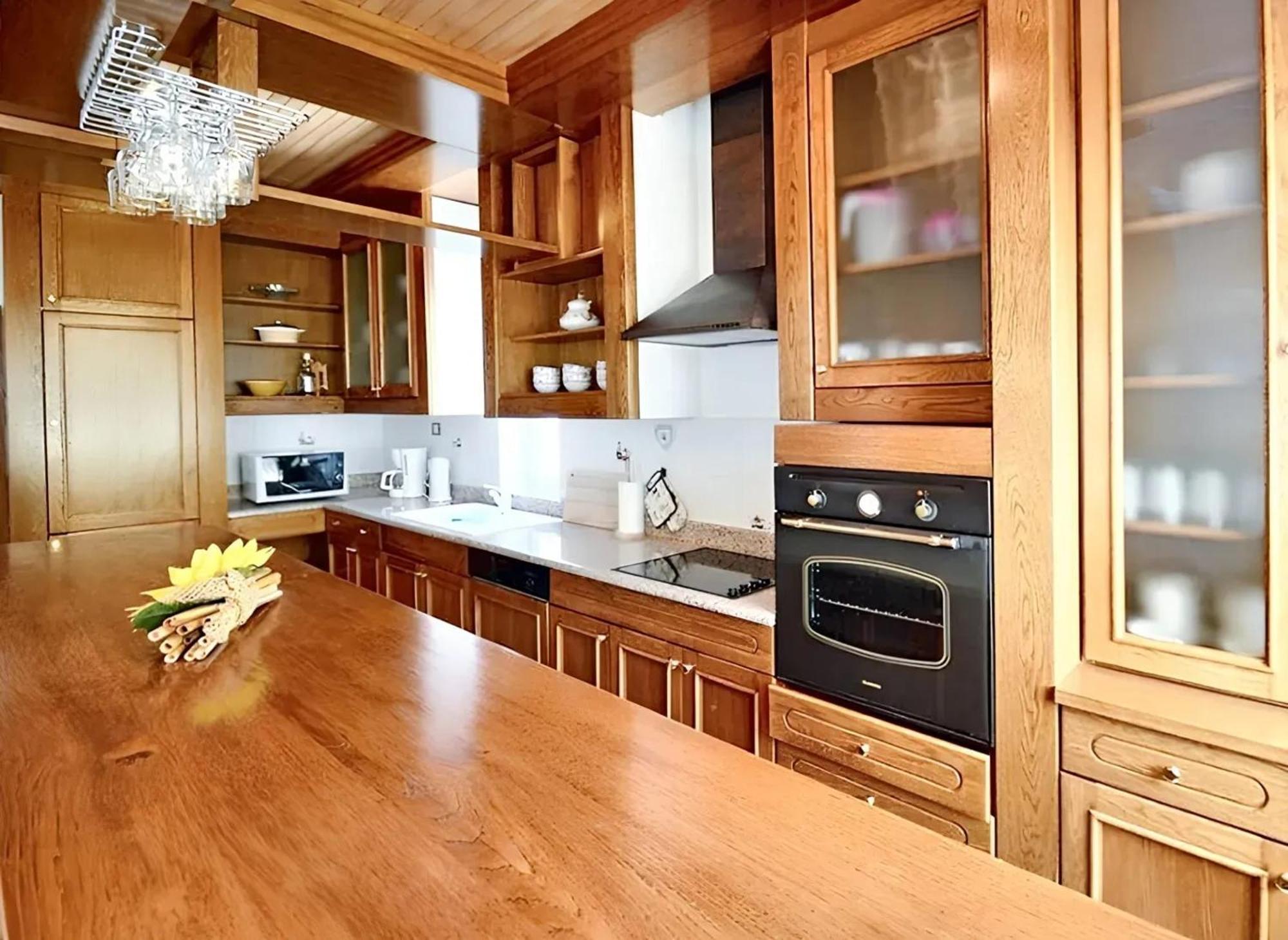 Family In With Pool And Sea View Villa *