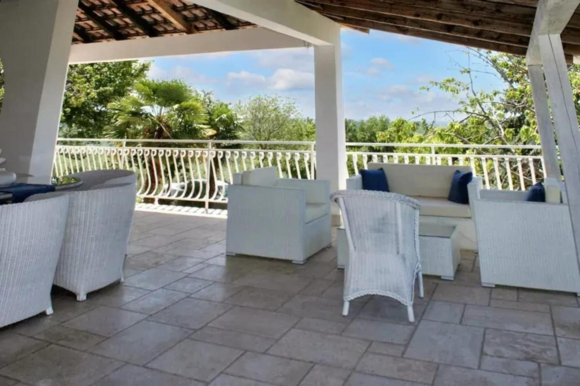 Family In With Pool And Sea View Villa *