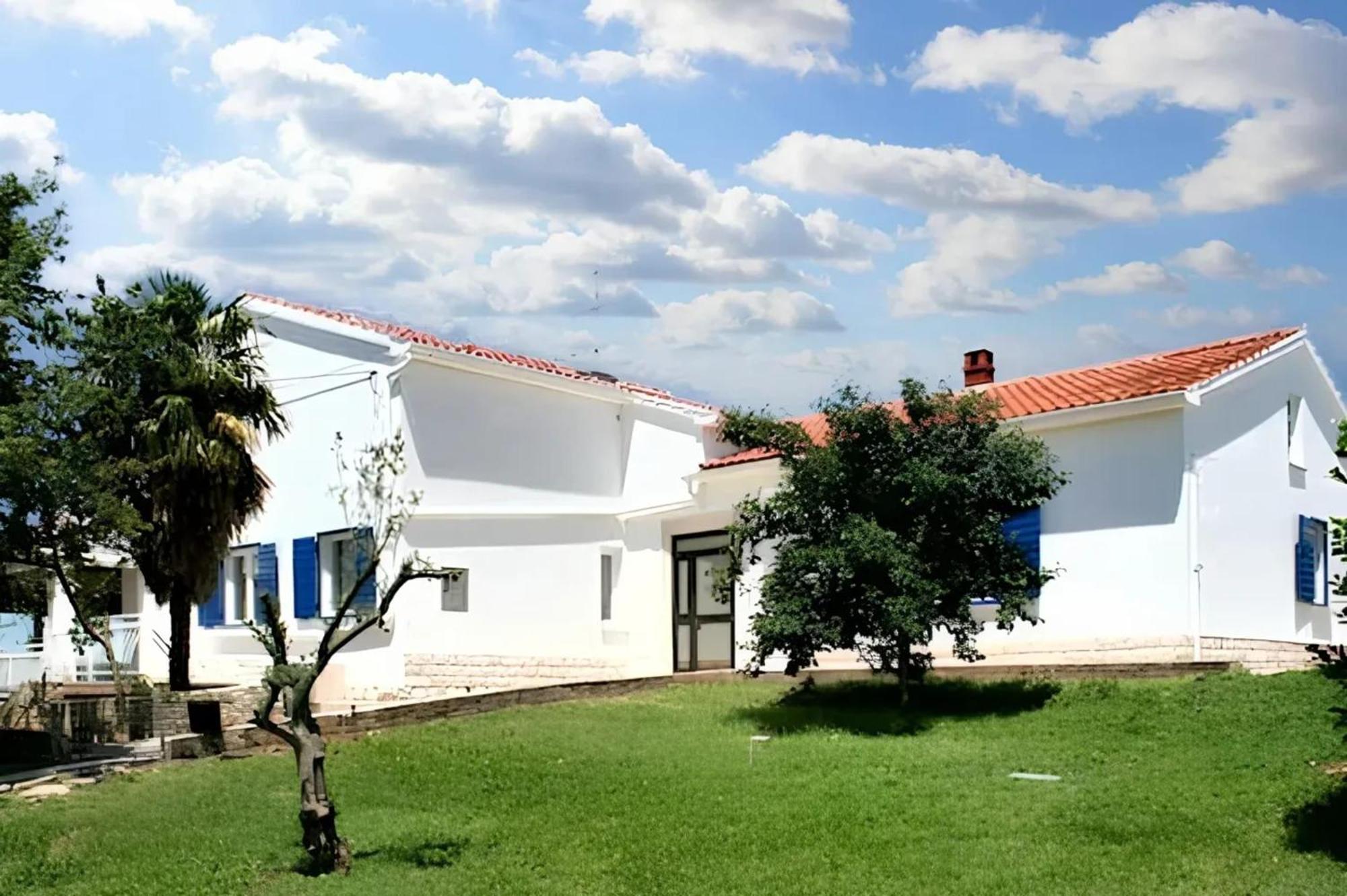 Villa Family In With Pool And Sea View