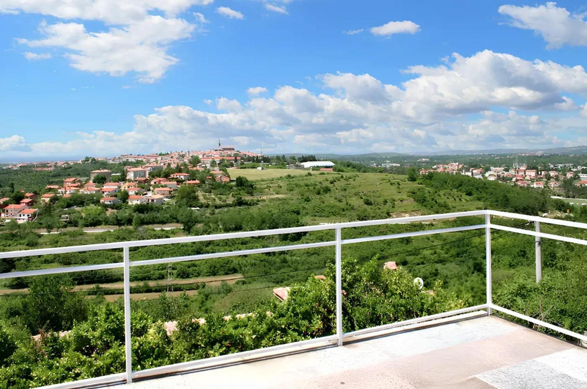 Family In With Pool And Sea View Vila
